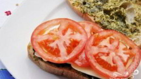 сэндвичи с помидорами, соусом и сыром