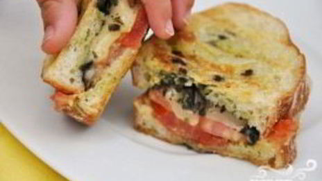 сэндвичи с помидорами, соусом и сыром