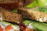 Сэндвичи с семгой и сыром Ронделе