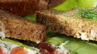 Сэндвичи с семгой и сыром Ронделе