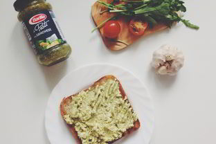 Сэндвичи с творожным кремом и соусом песто, с чесночными креветками