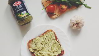 Сэндвичи с творожным кремом и соусом песто, с чесночными креветками