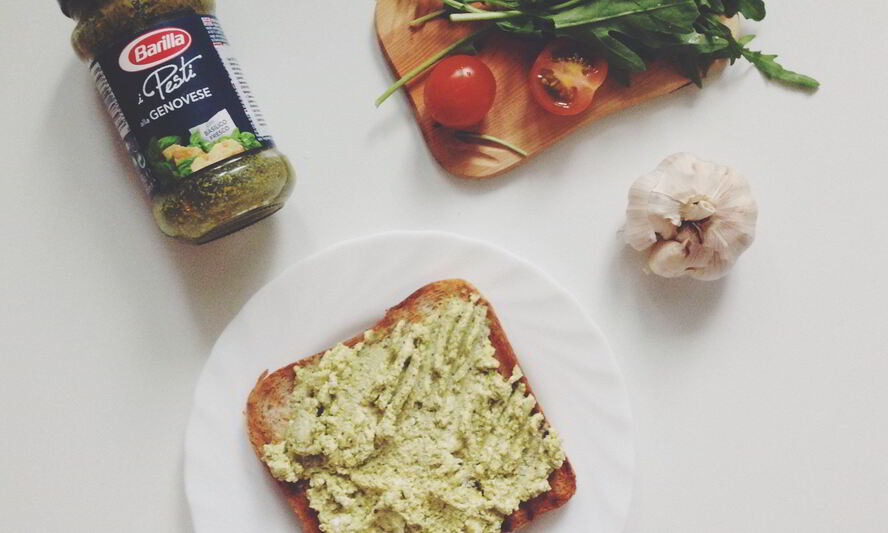 Рецепт сэндвичей с творожным кремом и соусом песто, с чесночными креветками