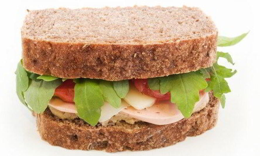 Рецепт сэндвичей со свежим мясным хлебом, рукколой, майонезным соусом и целнозерновым хлебом