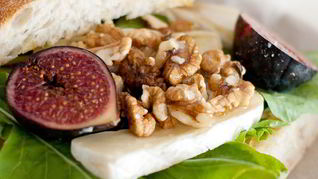 Утренний сэндвич с камамбером и инжиром