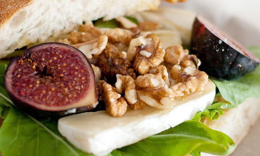 Рецепт утреннего сэндвича с камамбером и инжиром