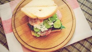 Утренний сэндвич с огурцом, салями и фетой