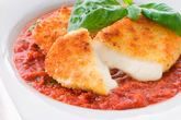 Сыр моцарелла, обжаренный в панировке, с томатным пюре
