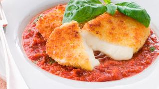 Сыр моцарелла, обжаренный в панировке, с томатным пюре