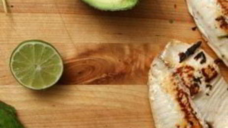 такос с рыбой и салатом