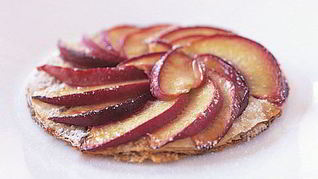 Миндальные тарталетки с нектаринами в карамели