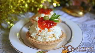 Новогодние тарталетки с салатом и красной икрой