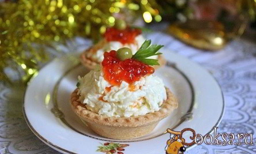 Рецепт новогодних тарталеток с салатом и красной икрой