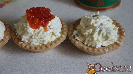 новогодние тарталетки с салатом и красной икрой