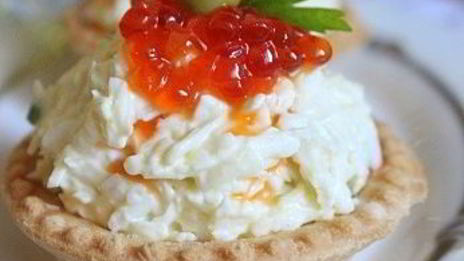 новогодние тарталетки с салатом и красной икрой