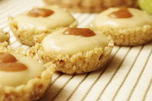 Тарталетки из кешью, банана и фиников