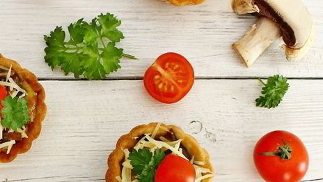 тарталетки с грибами и сыром