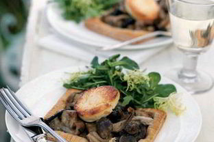 Тарталетки с грибами, козьим сыром и эстрагоном