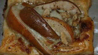 Тарталетки с грушами, грецкими орехами и голубым сыром