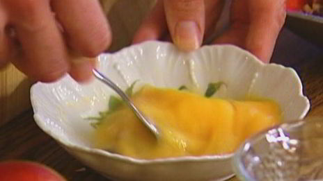 тарталетки с грушами, грецкими орехами и голубым сыром