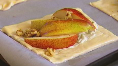 тарталетки с грушами, грецкими орехами и голубым сыром