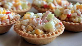 Тарталетки с крабовыми палочками кукурузой и огурцом