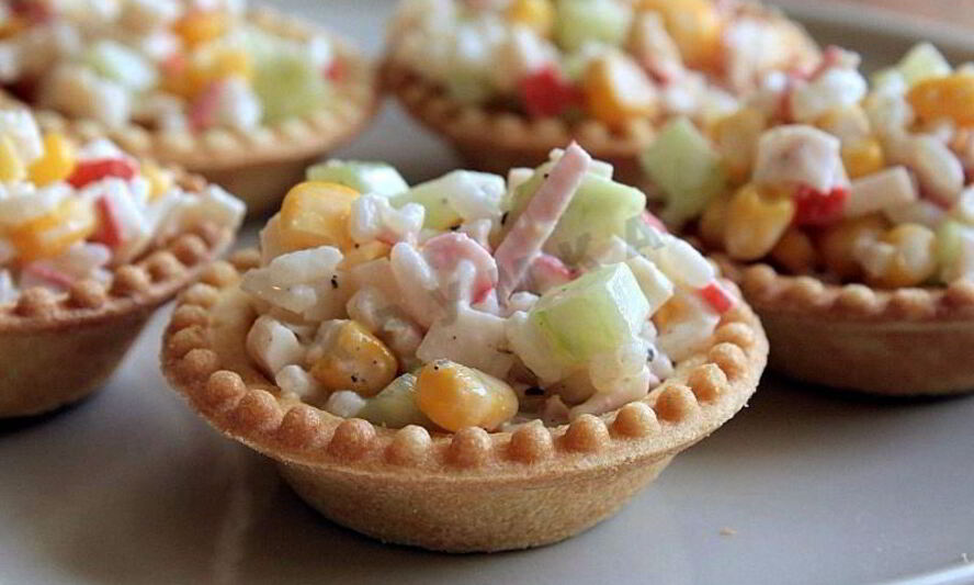 Рецепт тарталеток с крабовыми палочками кукурузой и огурцом