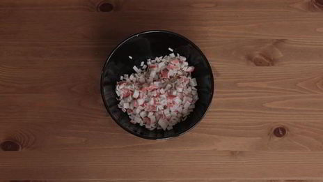 тарталетки с крабовыми палочками кукурузой и огурцом