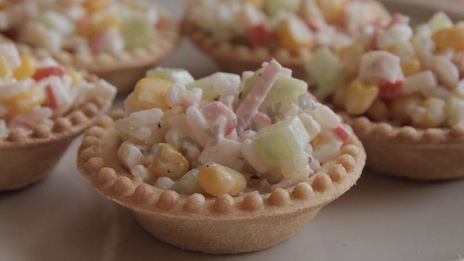 тарталетки с крабовыми палочками кукурузой и огурцом