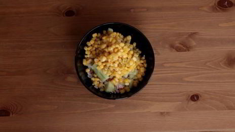 тарталетки с крабовыми палочками кукурузой и огурцом