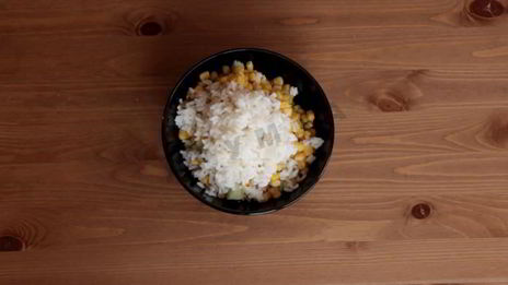 тарталетки с крабовыми палочками кукурузой и огурцом