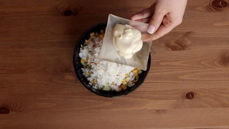 тарталетки с крабовыми палочками кукурузой и огурцом