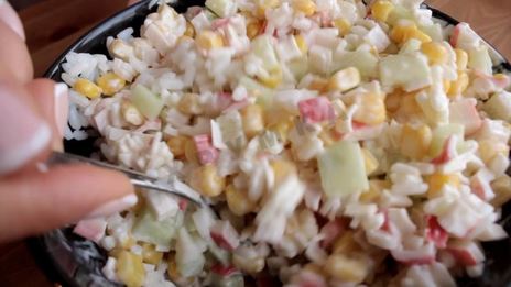 тарталетки с крабовыми палочками кукурузой и огурцом