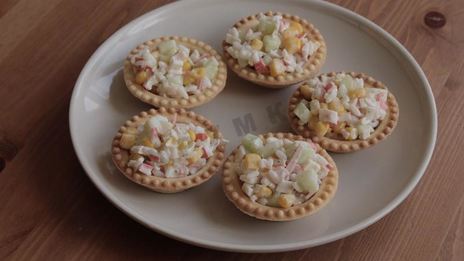 тарталетки с крабовыми палочками кукурузой и огурцом