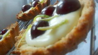 Тарталетки с лаймовым маскарпоне и ромовой вишней