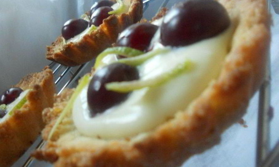 Рецепт тарталеток с лаймовым маскарпоне и ромовой вишней