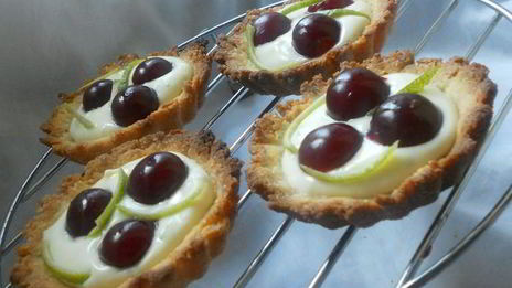 тарталетки с лаймовым маскарпоне и ромовой вишней