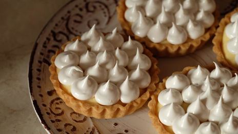 тарталетки с лимонно-лаймовым кремом и меренгой