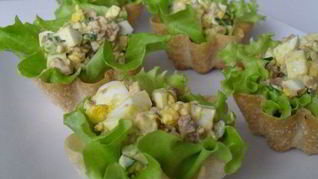 Тарталетки с печенью трески и яйцом