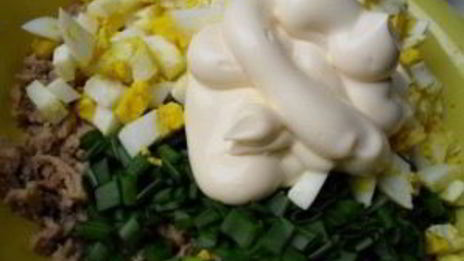 тарталетки с печенью трески и яйцом