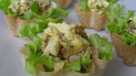 тарталетки с печенью трески и яйцом