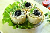 Тарталетки с пикантным салатом и черной икрой