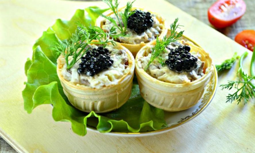 Рецепт тарталеток с пикантным салатом и черной икрой