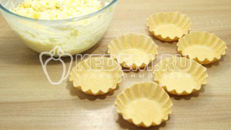 тарталетки с пикантным салатом