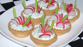 Тарталетки с редисом на творожной подушке