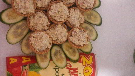 тарталетки с рыбным салатом