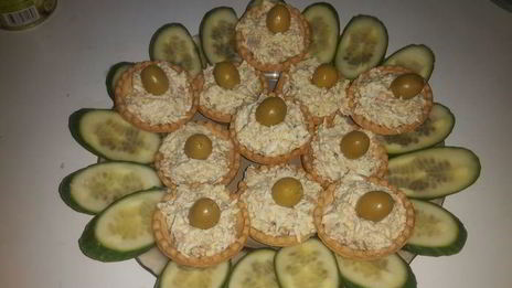 тарталетки с рыбным салатом