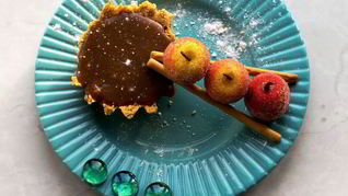 Тарталетки с шоколадным ганашем и карамелью