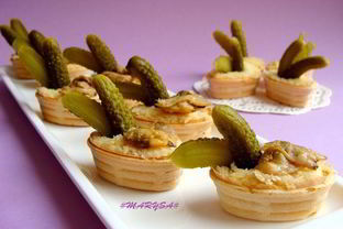 Тарталетки с сыром и копчеными ракушками