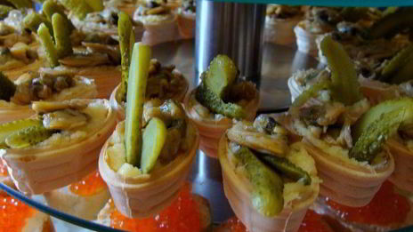 тарталетки с сыром и копчеными ракушками